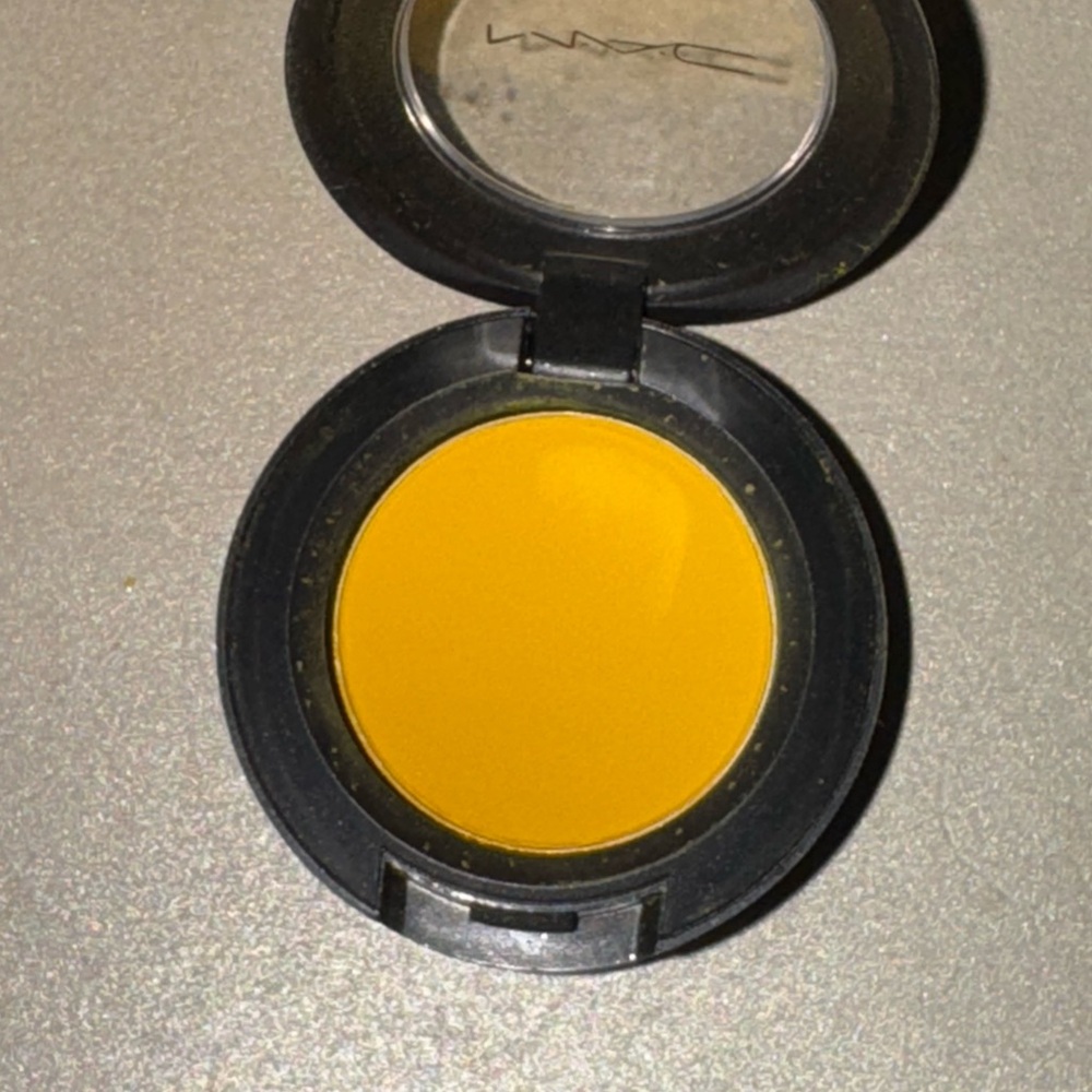MAC Cosmetics chrome Yellow eyeshadow